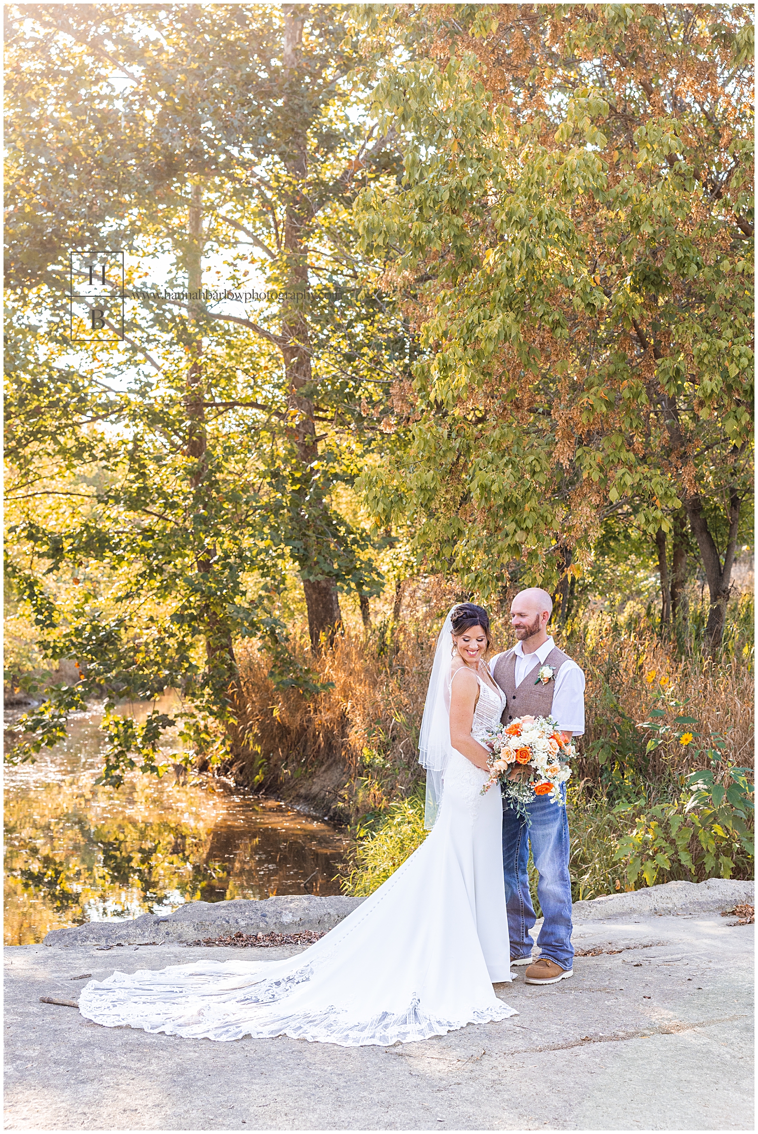 Wedding portrait with glowy sun in the fall